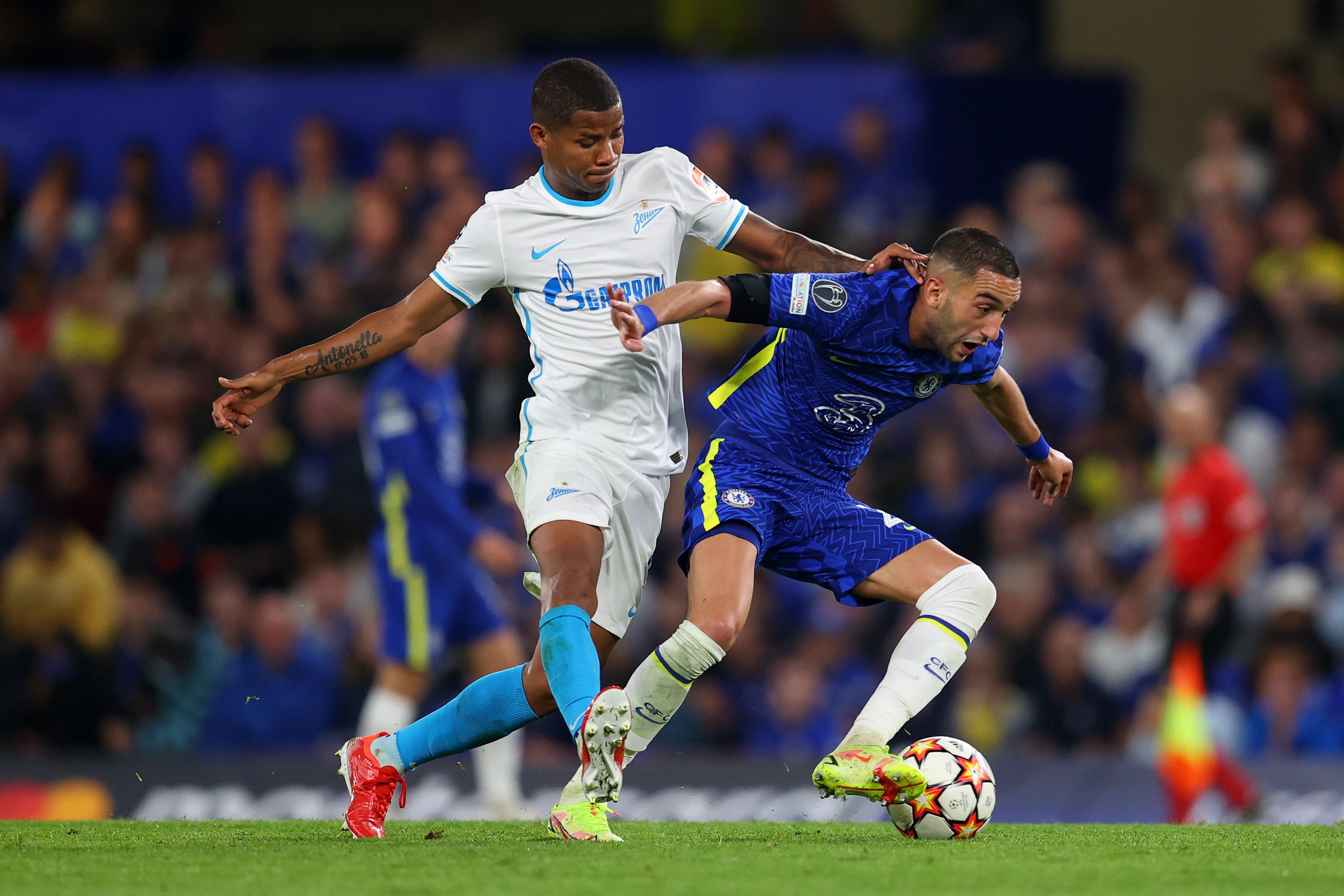 Londres, Inglaterra - 14 de septiembre: Hakim Ziyech del Chelsea es desafiado por Wilmar Barrios del Zenit St. Petersburg durante el partido del grupo H de la Liga de Campeones de la UEFA entre el Chelsea FC y el Zenit St. Petersburg en Stamford Bridge el 14 de septiembre de 2021 en Londres, Inglaterra. (Foto de Catherine Ivill / Getty Images)