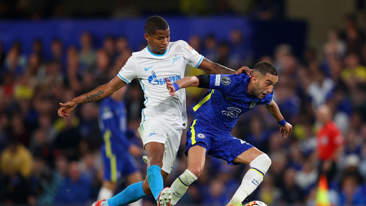 Londres, Inglaterra - 14 de septiembre: Hakim Ziyech del Chelsea es desafiado por Wilmar Barrios del Zenit St. Petersburg durante el partido del grupo H de la Liga de Campeones de la UEFA entre el Chelsea FC y el Zenit St. Petersburg en Stamford Bridge el 14 de septiembre de 2021 en Londres, Inglaterra. (Foto de Catherine Ivill / Getty Images)