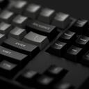 Para evitar que las teclas se atasquen nuevamente, es importante realizar una limpieza periódica y tomar precauciones, como no consumir alimentos cerca del teclado.