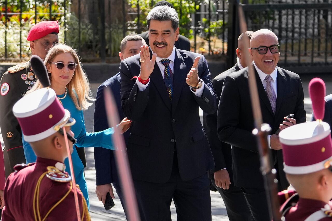 El presidente venezolano Nicolás Maduro, al centro, su esposa Cilia Flores, a la izquierda, y el presidente de la Asamblea Nacional, Jorge Rodríguez, llegan a la ceremonia de juramento de la Asamblea Nacional para un tercer mandato en Caracas, Venezuela, el viernes 10 de enero de 2025