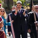 El presidente venezolano Nicolás Maduro, al centro, su esposa Cilia Flores, a la izquierda, y el presidente de la Asamblea Nacional, Jorge Rodríguez, llegan a la ceremonia de juramento de la Asamblea Nacional para un tercer mandato en Caracas, Venezuela, el viernes 10 de enero de 2025. (AP Foto/Matías Delacroix)