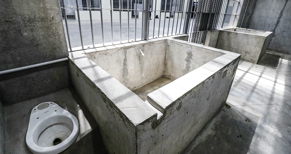 Los presos no tendrán que salir de sus celdas ni para bañarse, solo para trabajar dentro del penal, ir a la sala de audiencias virtuales o para ir a confinamiento.