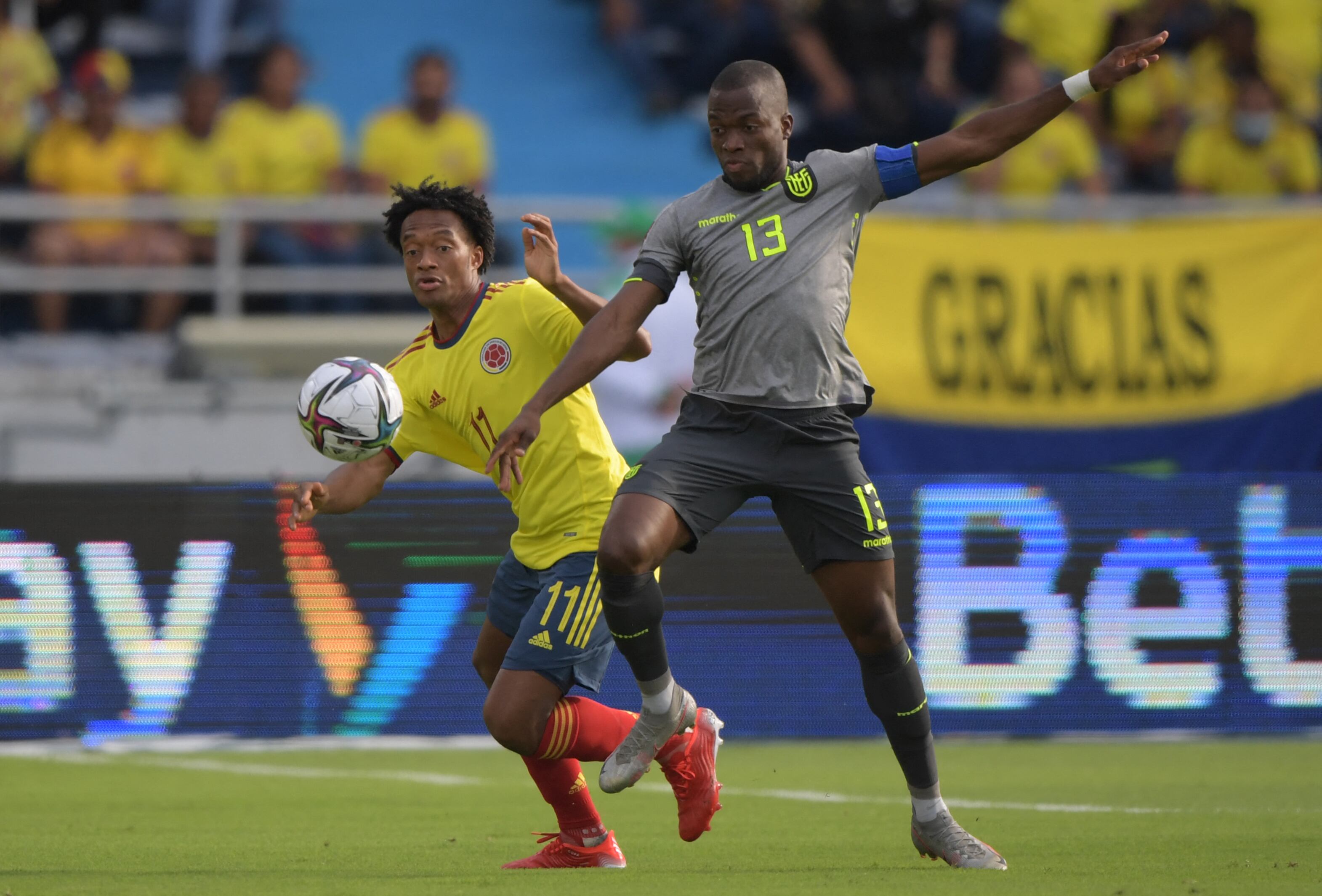Colombia's Juan Cuadrado (L) and Ecuador's Enner Valencia vie for the ball during their South American qualification football match for the FIFA World Cup Qatar 2022 at the Roberto Melendez Metropolitan Stadium in Barranquilla, Colombia, on October 14, 2021. (Photo by Raul ARBOLEDA / AFP)