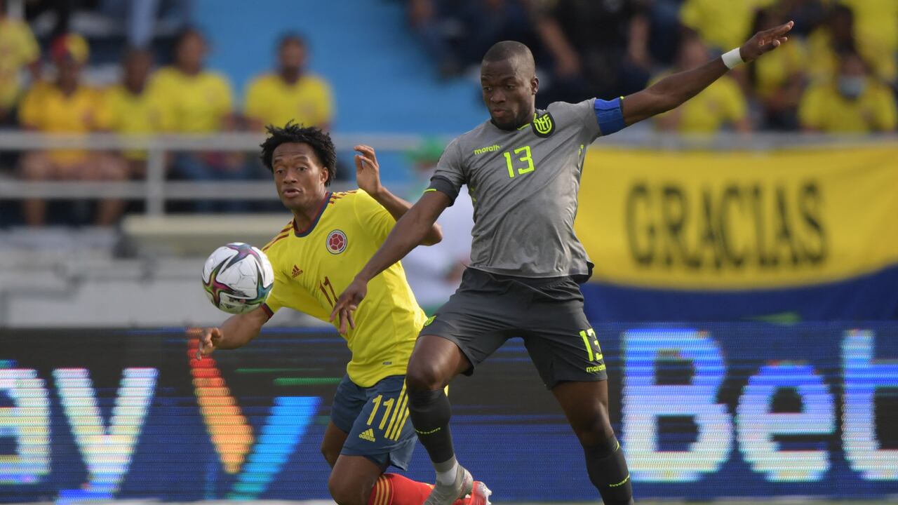 Colombia's Juan Cuadrado (L) and Ecuador's Enner Valencia vie for the ball during their South American qualification football match for the FIFA World Cup Qatar 2022 at the Roberto Melendez Metropolitan Stadium in Barranquilla, Colombia, on October 14, 2021. (Photo by Raul ARBOLEDA / AFP)