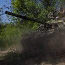 Soldados ucranianos maniobran un tanque el lunes 6 de junio de 2022 en la región de Donetsk, en el este de Ucrania. Foto: AP/Bernat Armangue.