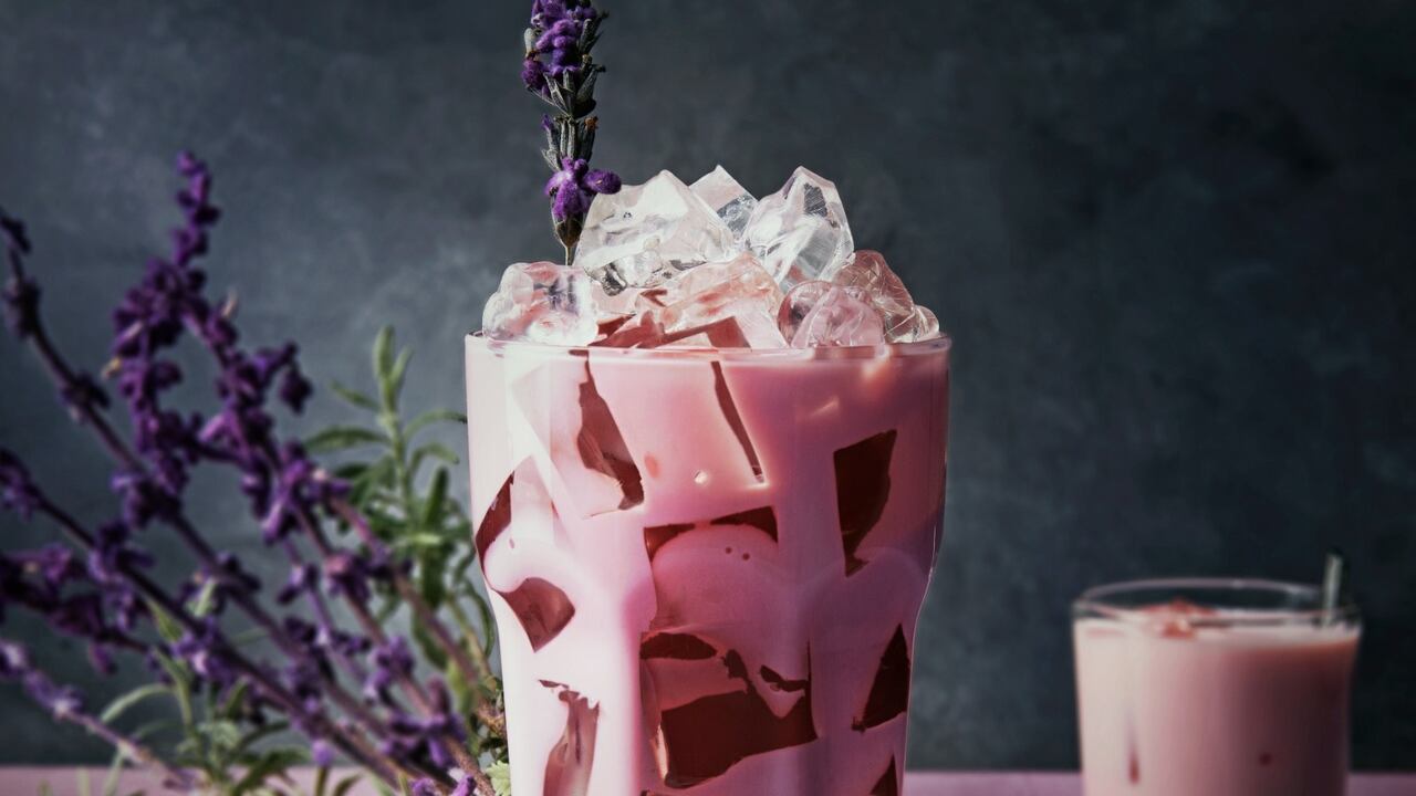 Latte de lavanda y mora, uno de los productos creados con IA