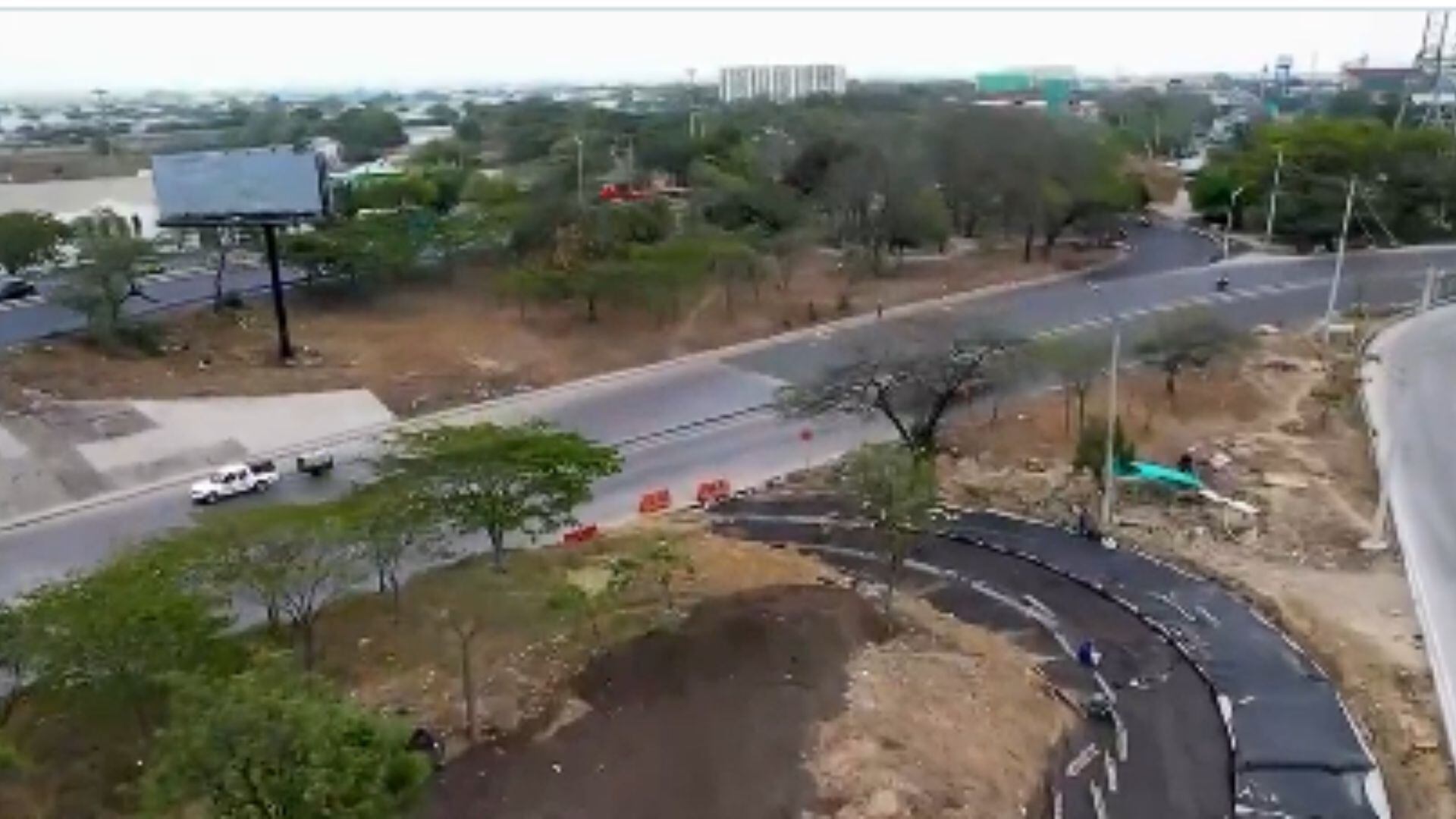 La construcción del nuevo acceso en el puente Simón Bolívar avanza como parte de las obras de mejoramiento vial en Soledad para optimizar la circulación y reforzar la seguridad.