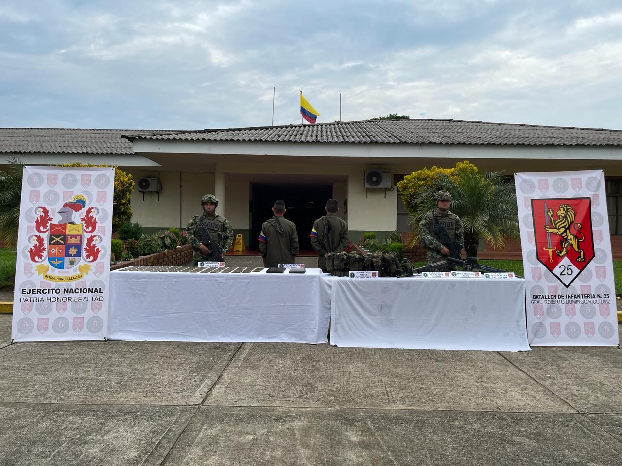 En la imagen los tres hombres que desertaron de las disidencias de las Farc y su armamento,