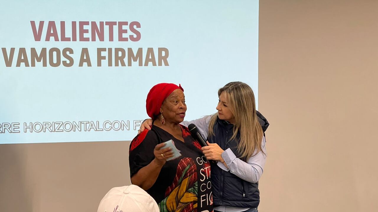 Socorro Mosquera, una de las matronas de la comuna 13 de Medellín, entre las invitadas al lanzamiento de recolección de firmas de Vicky Dávila en Medellín.