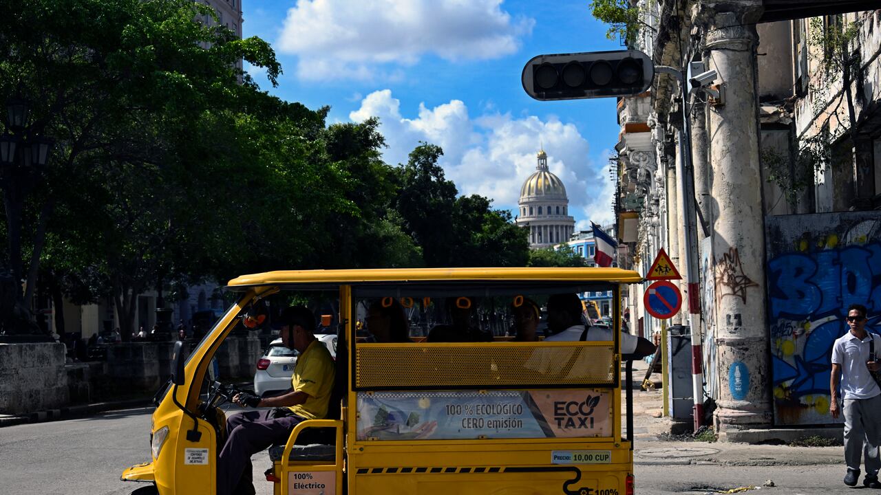 Vehículos en Cuba después de que el apagón dejara sin funcionar los semáforos.