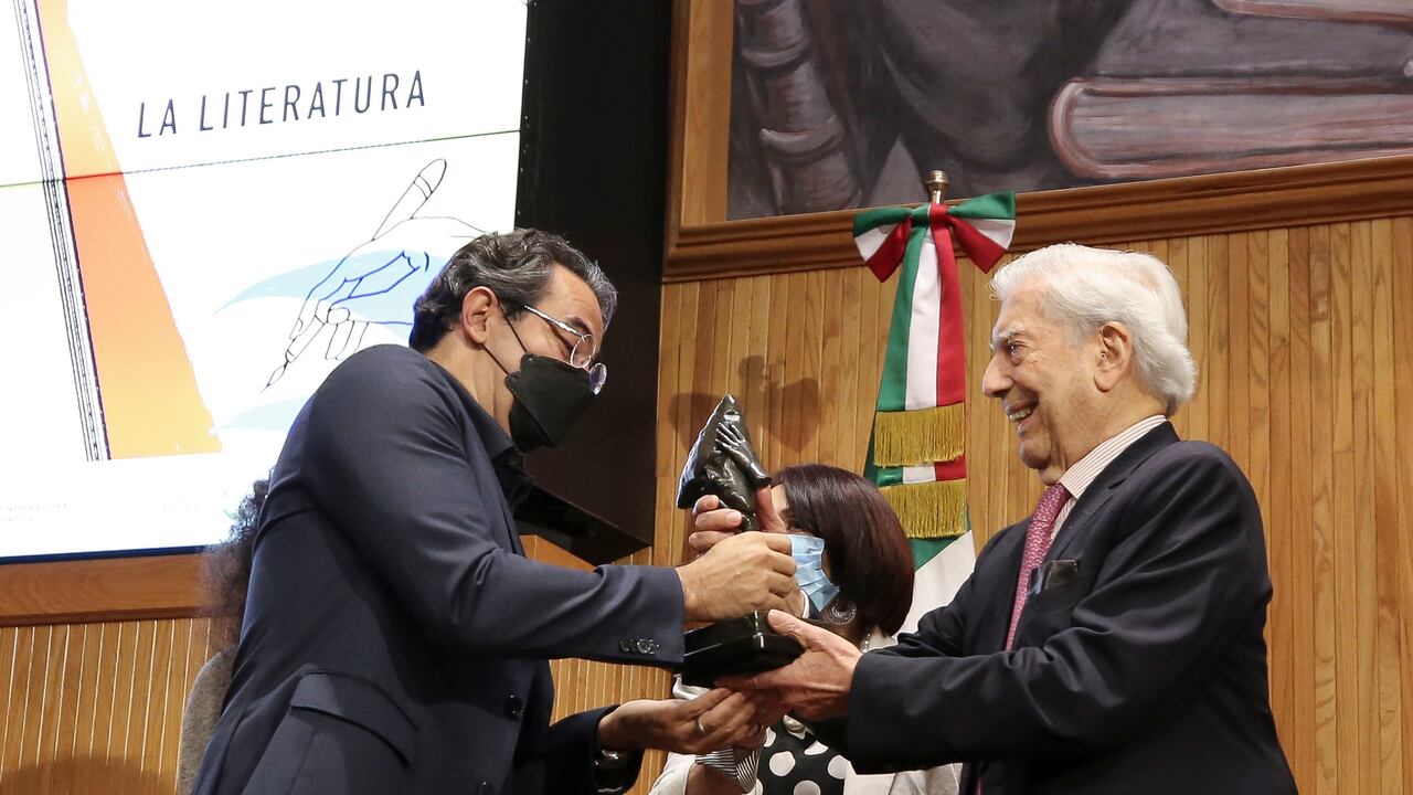 Escritor colombiano Juan Gabriel Vásquez recibiendo el premio