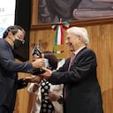 Escritor colombiano Juan Gabriel Vásquez recibiendo el premio