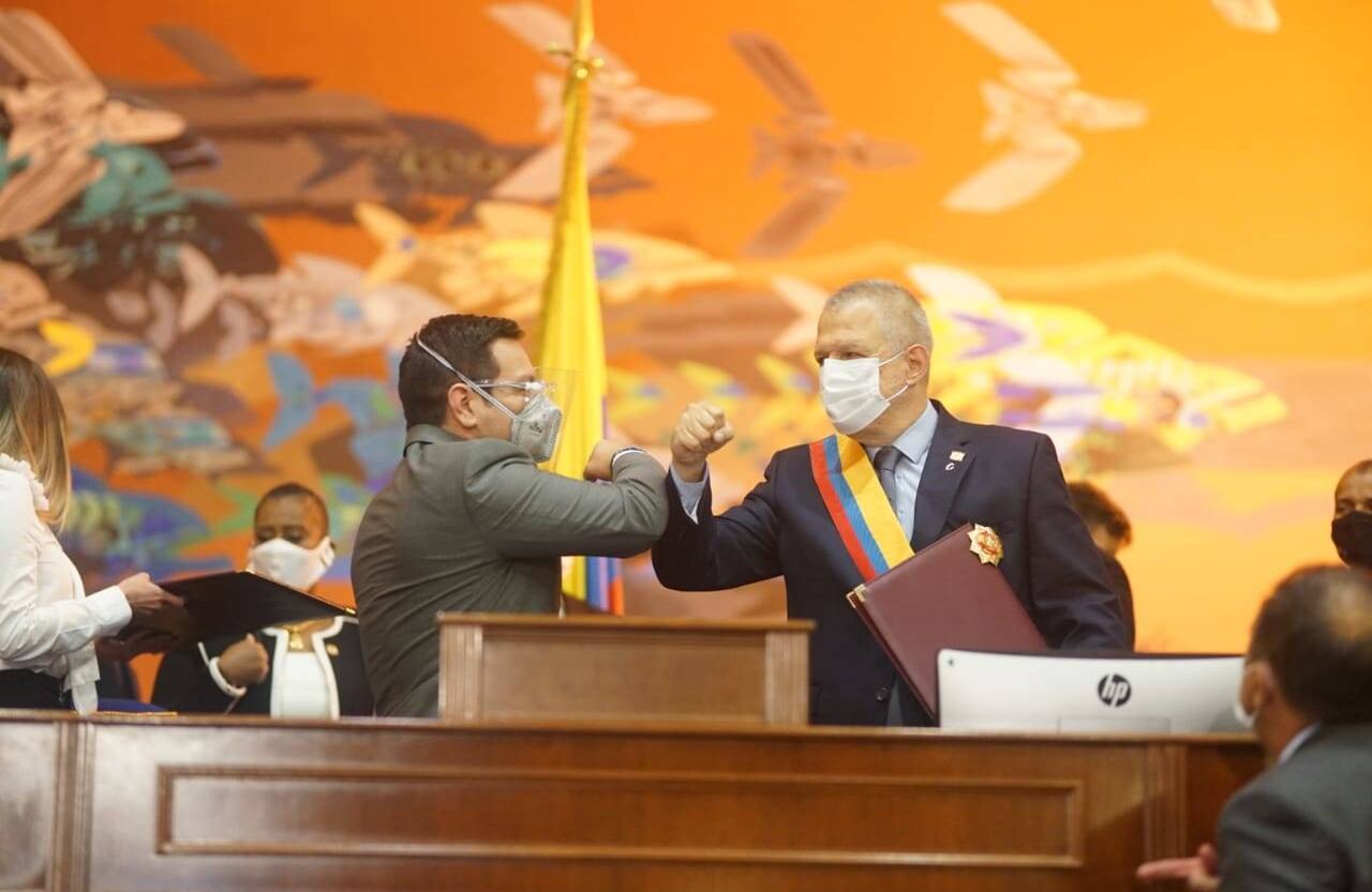 El nuevo saludo por el coronavirus. En la foto: Germán Blanco, nuevo presidente de la Cámara. /Cámara de Representantes