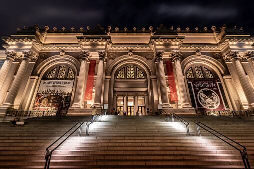 La fachada del edificio central, que se ve aquí, fue diseñada por Richard Morris Hunt y se abrió al público en 1902