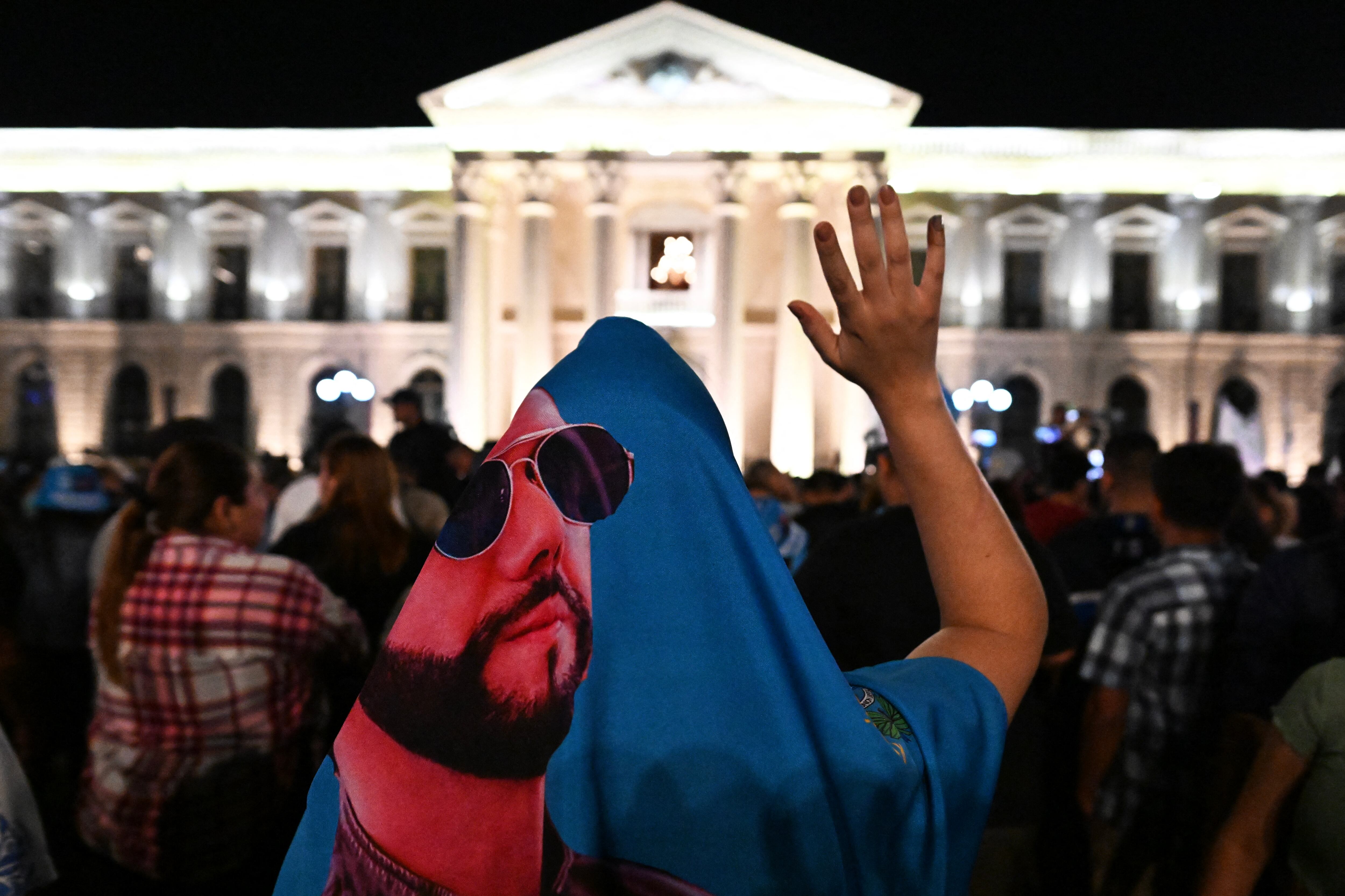 Los partidarios del presidente salvadoreño Nayib Bukele se reúnen frente al Palacio Nacional para celebrar su reelección durante las elecciones presidenciales y legislativas en San Salvador el 4 de febrero de 2024. El presidente antipandillas de El Salvador, Nayib Bukele, afirmó haber ganado la reelección con más del 85 por ciento. de los votos emitidos el domingo.