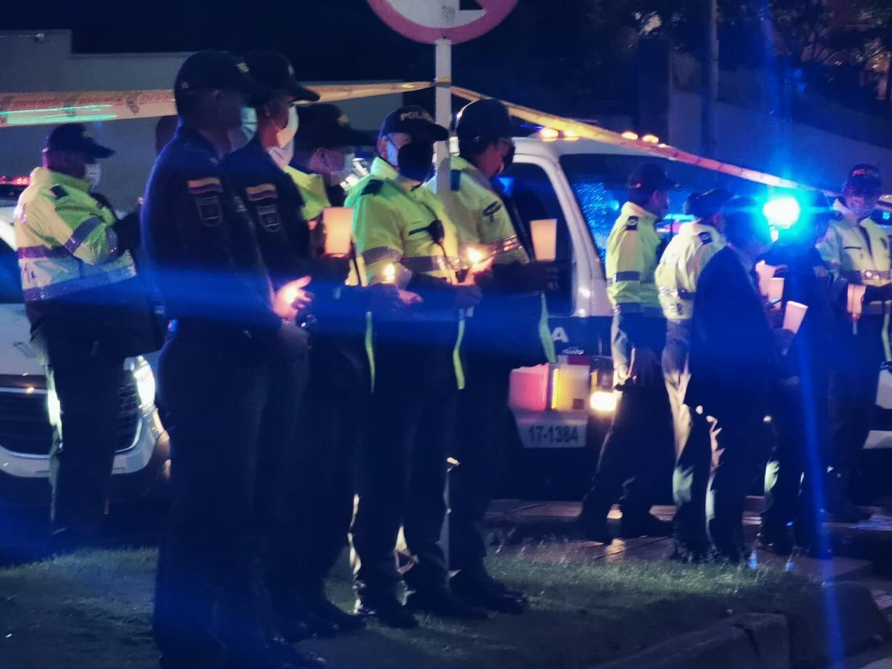 Los oficiales de policía realizaron un homenaje a su compañero fallecido, pues estaba realizando su labor cuando fue agredido. Foto: Pia Wohlgemuth