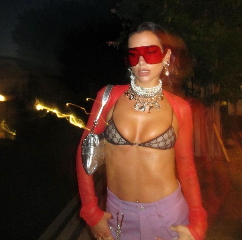 La estrella se robó las miradas con su look.