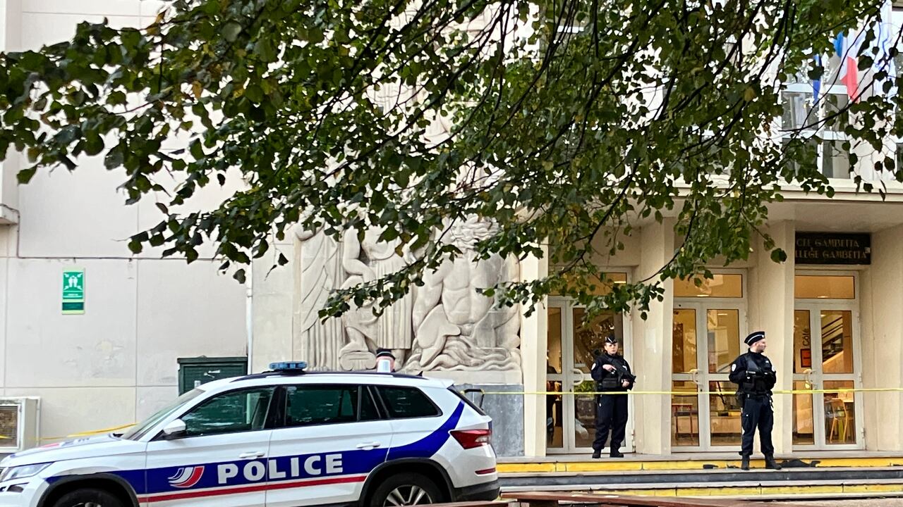 . Las autoridades han detenido a 12 personas cerca de escuelas o lugares de culto desde el ataque de Hamas contra Israel, algunas de las cuales estaban armadas y preparándose para actuar. Francia ha redoblado la seguridad en cientos de lugares judíos del país esta semana.