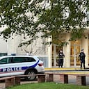 Agentes de policía montan guardia ante la escuela secundaria donde un hombre apuñaló a un profesor, el sábado 14 de octubre de 2023 en Arras, en el norte de Francia. (AP Foto/Jeffrey Schaeffer)