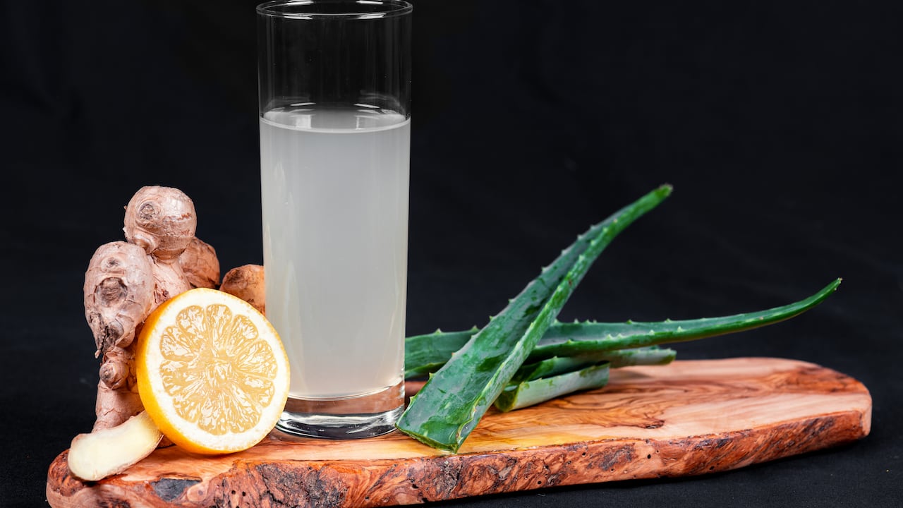 El limón tiene propiedades antioxidantes y la sábila antiinflamatorias.