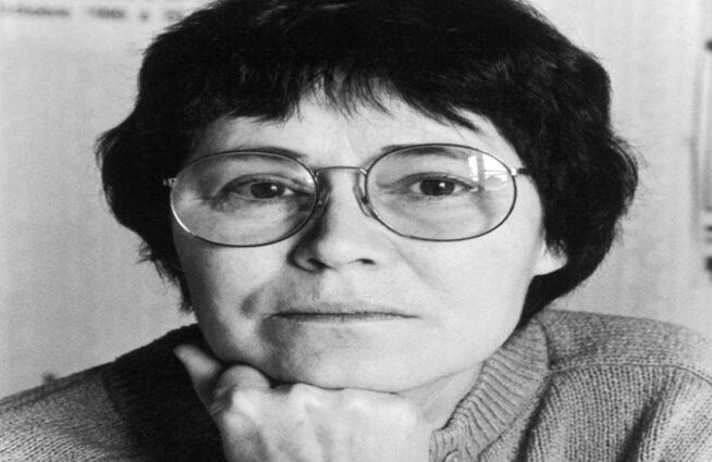 Agota Kristof (1935, Csikvánd, Hungría - 2011, Neuchâtel, Suiza) Esta mujer huyó de su país en 1956, cuando el Pacto de Varsovia acabó con la Revolución Húngara. Se instaló en Suiza con su marido y su hija. Cuando se divorció, comenzó a estudiar francés. Y en 1986, a sus cincuenta años, publicó su primera novela: El gran cuaderno. Un libro que se ganó la admiración de críticos y millones de lectores, siendo traducido a más de 30 idiomas. Desde ese momento se convirtió en una escritora muy popular, publicando en su edad adulta cinco libros más.  Foto: Getty Images / Philippe Pache