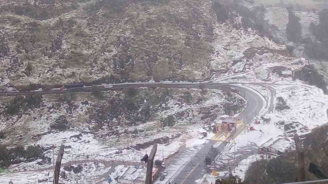 La granizada cubrió parte de las montañas del corregimiento de Berlín. Así se podía apreciar en el paso del peaje El Picacho. Foto: Daniel Delgado vía EL TIEMPO.