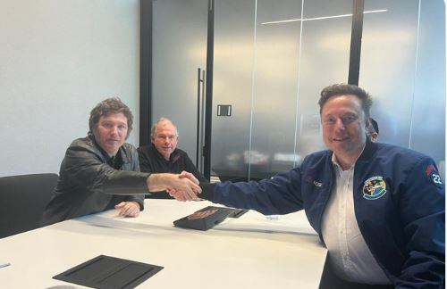 Javier Miley y Elon Musk juntos en la fábrica de Tesla