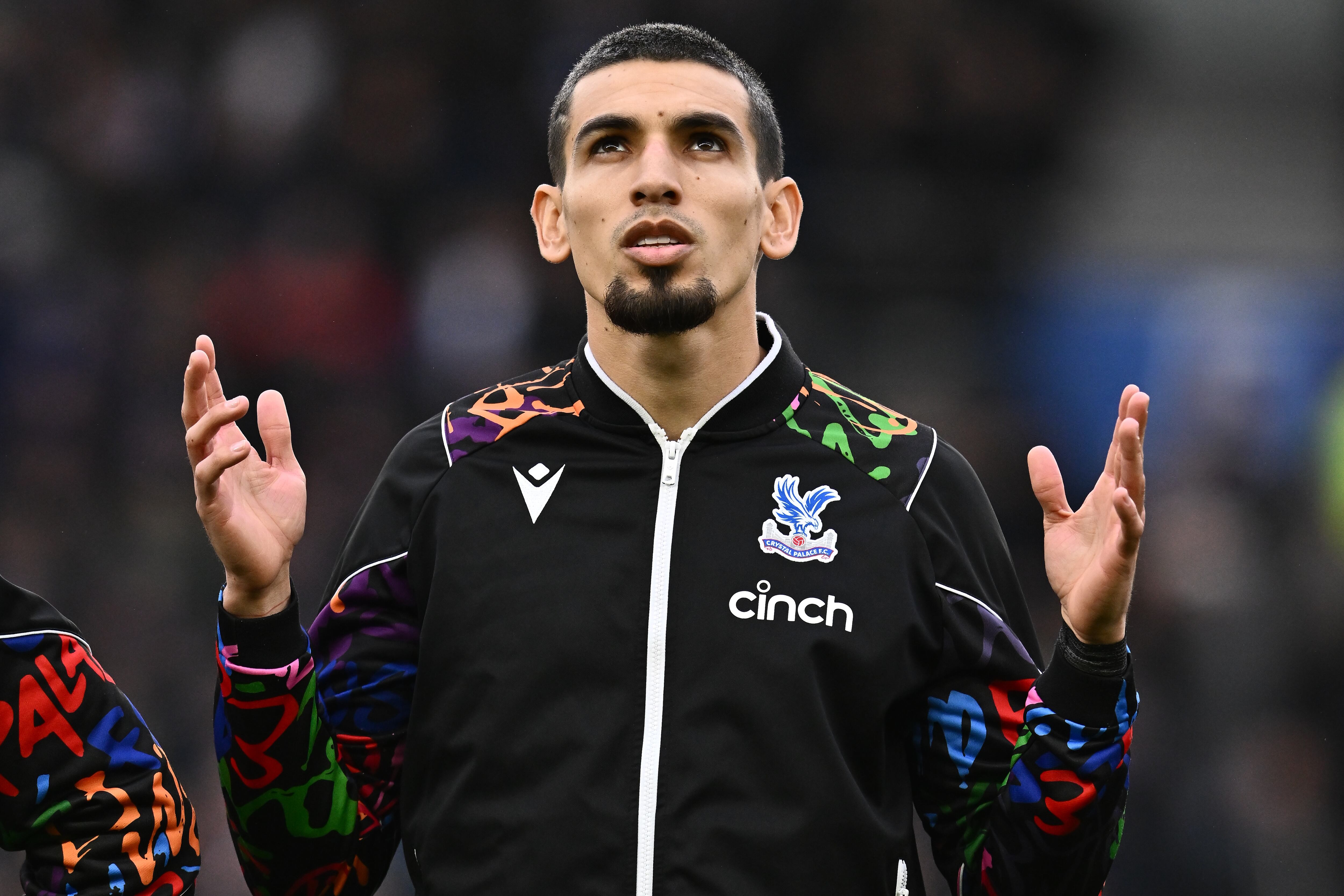BRIGHTON, INGLATERRA - 3 DE FEBRERO: Daniel Muñoz de Crystal Palace durante el partido de la Premier League entre Brighton & Hove Albion y Crystal Palace en el American Express Community Stadium el 3 de febrero de 2024 en Brighton, Reino Unido. (Foto Sebastián Frej/MB Media/Getty Images)