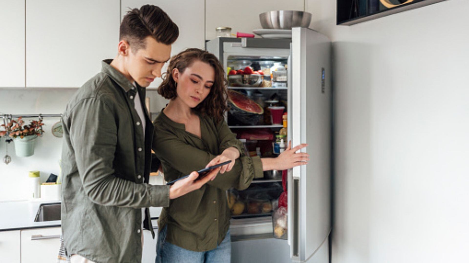 A la nevera se le debe hacer un mantenimiento frecuente para mejorar el consumo de energía.