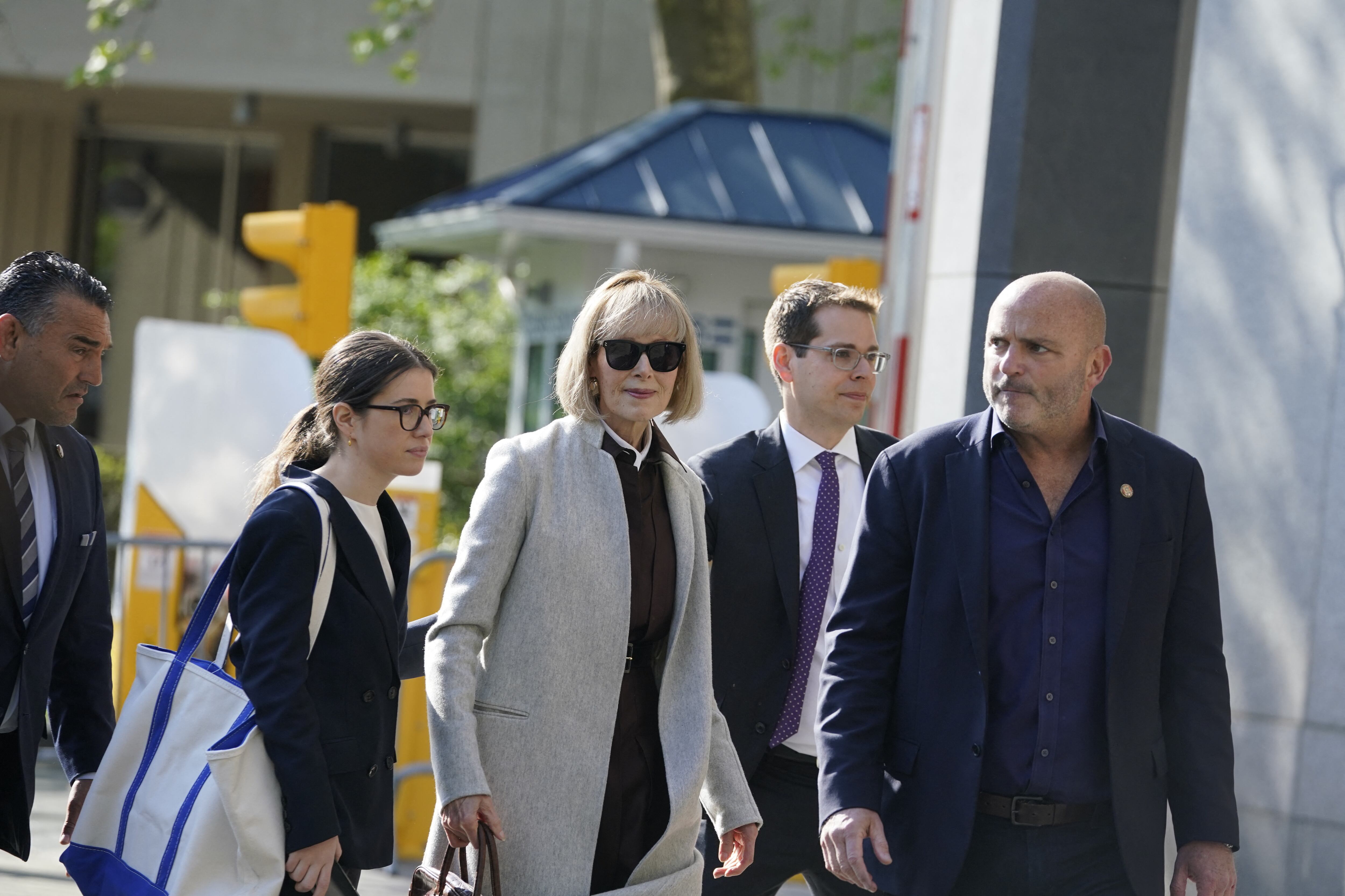 La escritora E. Jean Carroll (C) llega al Tribunal Federal de Manhattan, Nueva York, donde se adelanta la selección del jurado en el caso de difamación contra el expresidente estadounidense Donald Trump presentado por Carroll, quien lo acusó de violarla en la década de 1990, (Foto de TIMOTHY A. CLARY / AFP)