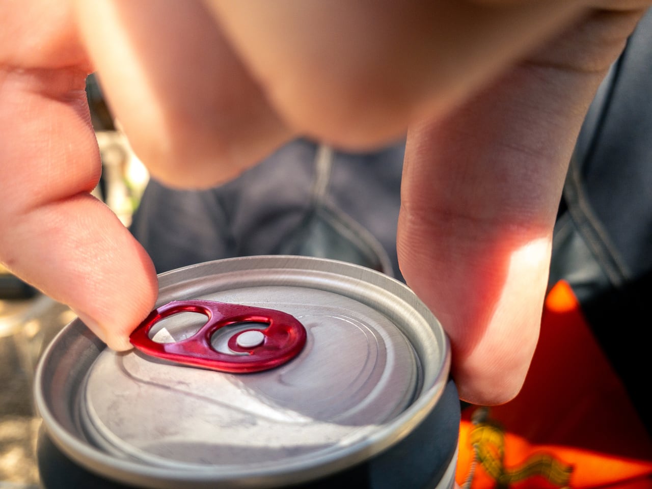 Un nuevo informe destaca los riesgos para la salud asociados con una práctica aparentemente inofensiva: limpiar las latas de cerveza con la ropa.