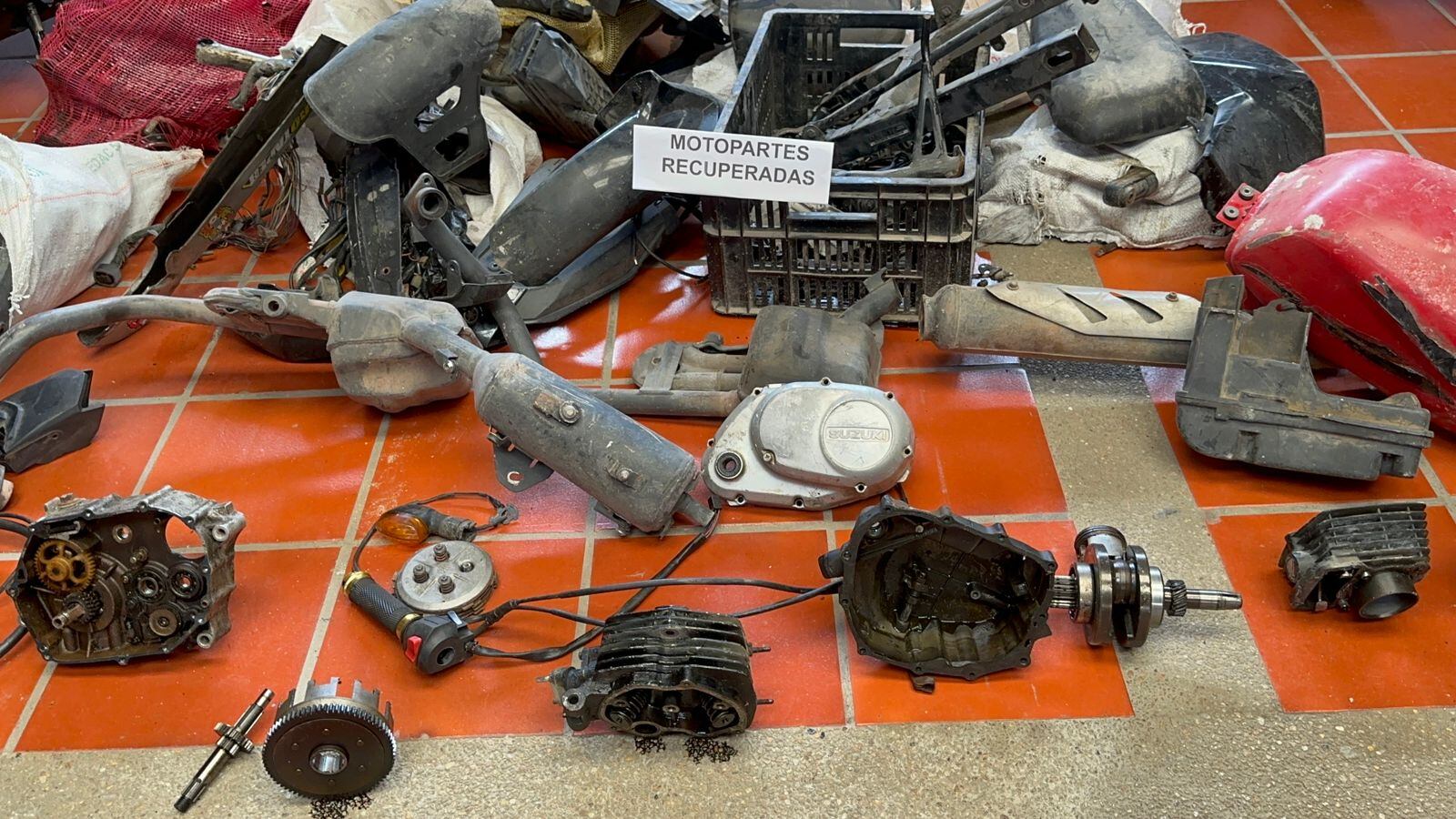 Partes de motocicletas recuperadas.