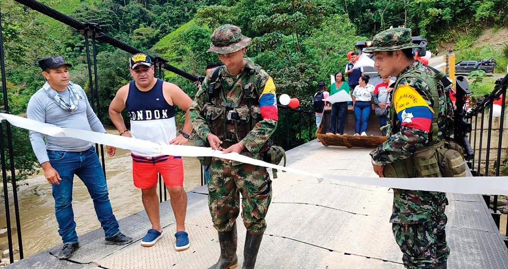     Esta es una de las obras inauguradas por las disidencias de las Farc en Cauca. Lo mismo pretenden hacer en Jamundí. Yeri Gaitán quiso oponerse a esto y fue asesinado por integrantes del frente Jaime Martínez en zona rural de ese municipio, ubicado en el sur del Valle del Cauca. La víctima era el presidente de la Junta de Acción Comunal del corregimiento de Villa Colombia. 