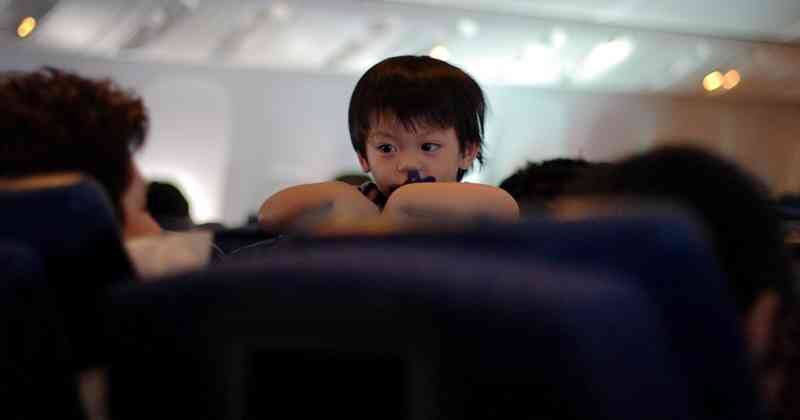 Recomendaciones para viajar en avión con niños menores de 5 años.