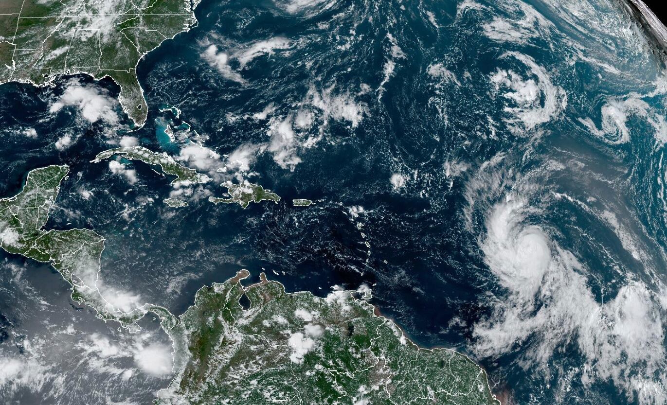 No se prevé que Lee toque tierra en su trayectoria, aunque los meteorólogos advirtieron de posibles condiciones de tormenta tropical en algunas islas. Los expertos señalaron que era demasiado pronto para hacer estimaciones de precipitaciones y ráfagas de viento.