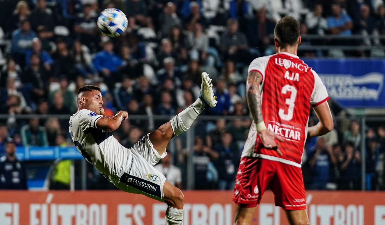 Santa Fe visitó a Gimnasia LP por la fecha 4 de la Copa Sudamericana.