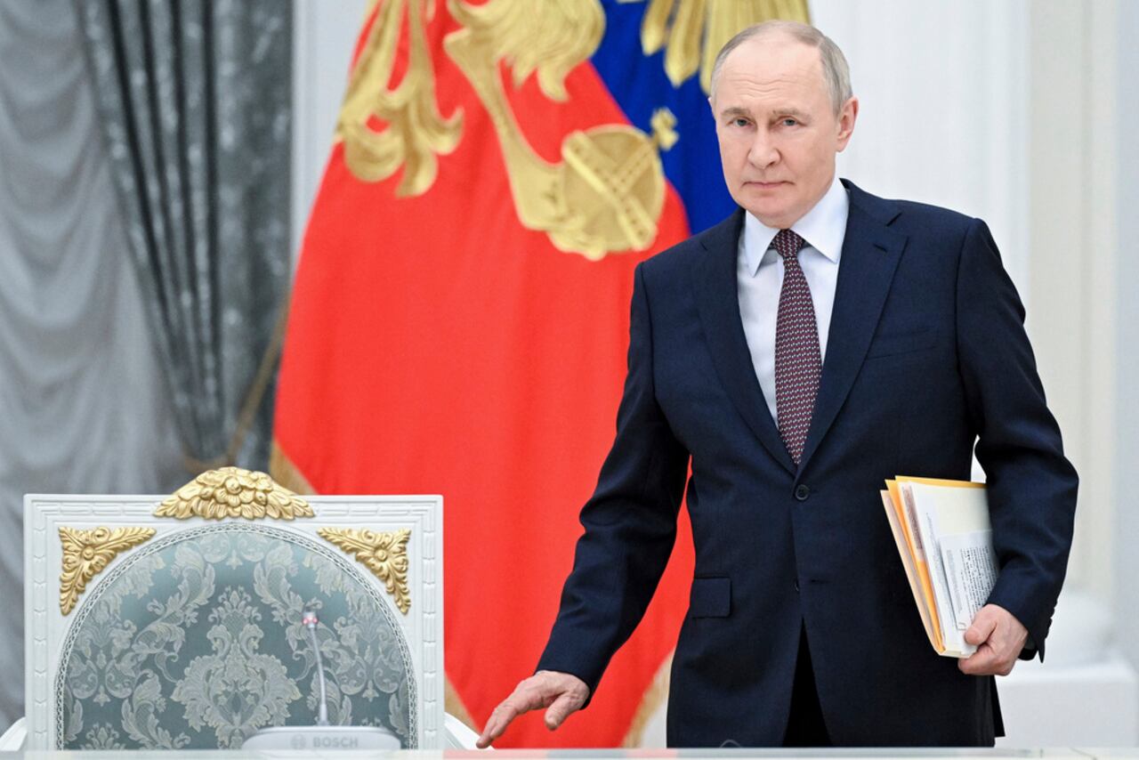 El presidente ruso, Vladímir Putin, asiste a una reunión del consejo directivo de los teatros Bolshói y Mariinsky en el Senado del Kremlin, en Moscú, Rusia, el martes 13 de mayo de 2025. (Sergei Bobylev, Sputnik, Kremlin Pool Photo vía AP)
