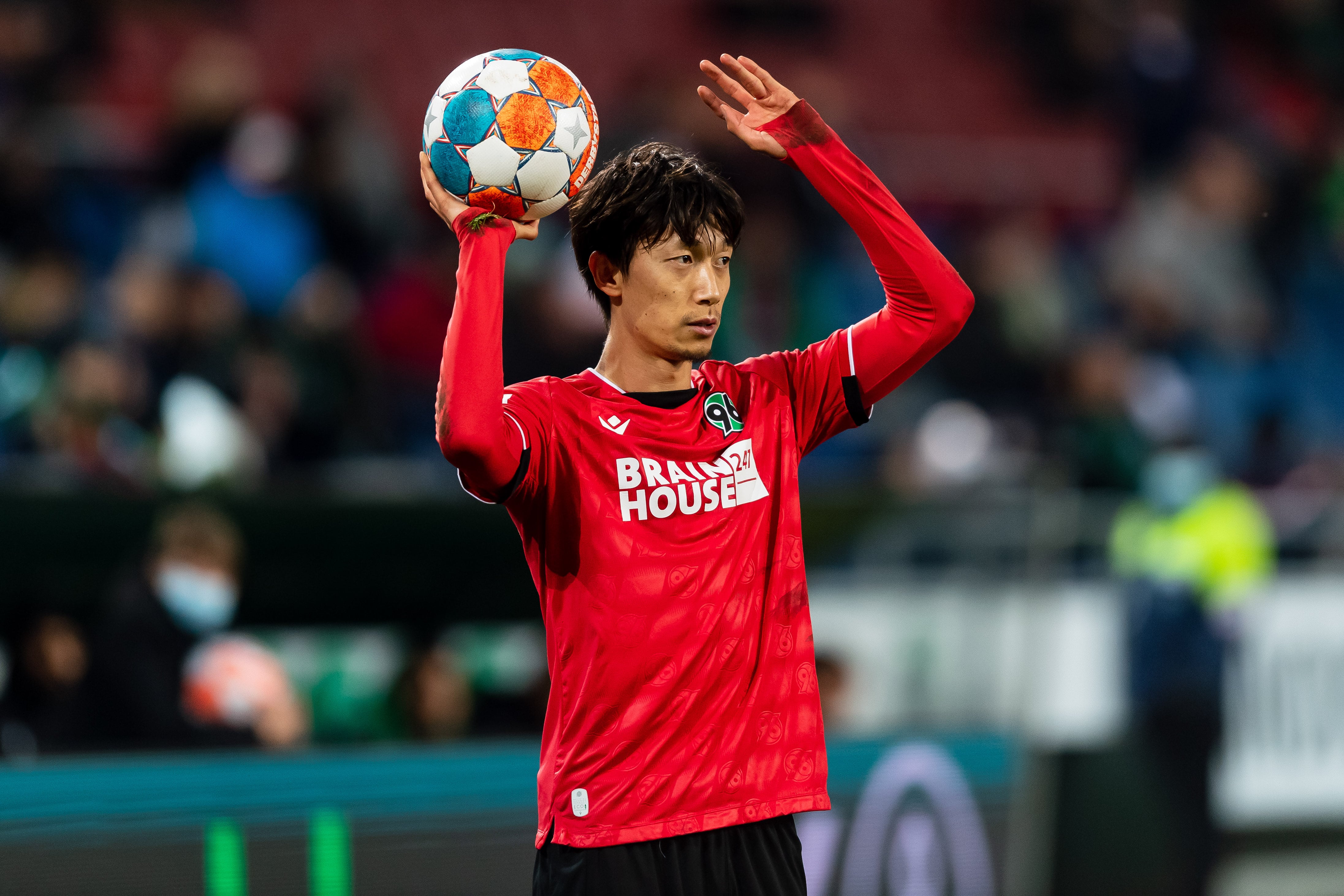 Ahora los jugadores tendrán que poner el balón en juego más rápido durante los saques de banda.