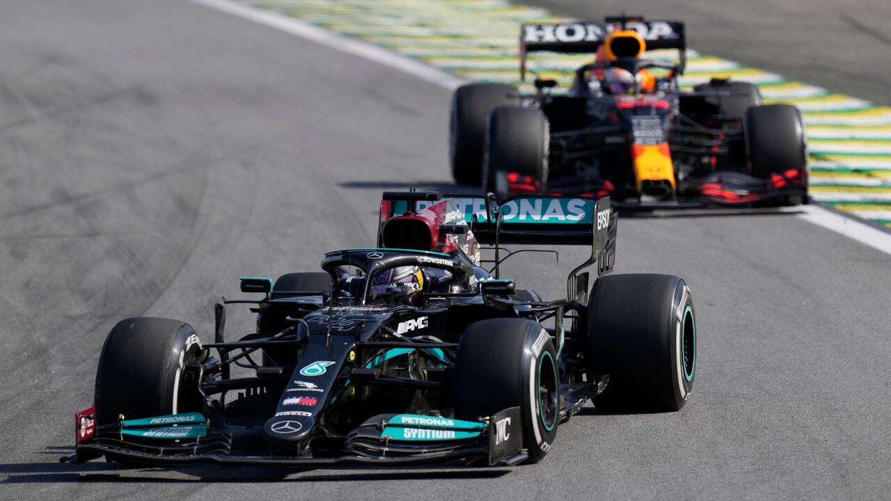 Lewis Hamilton al frente de Max Verstappen durante el Gran Premio de Brasil, el domingo 14 de noviembre de 2021, en el circuito de Interlagos, en Sao Paulo, el domingo 14 de noviembre de 2021. (AP/Andre Penner)