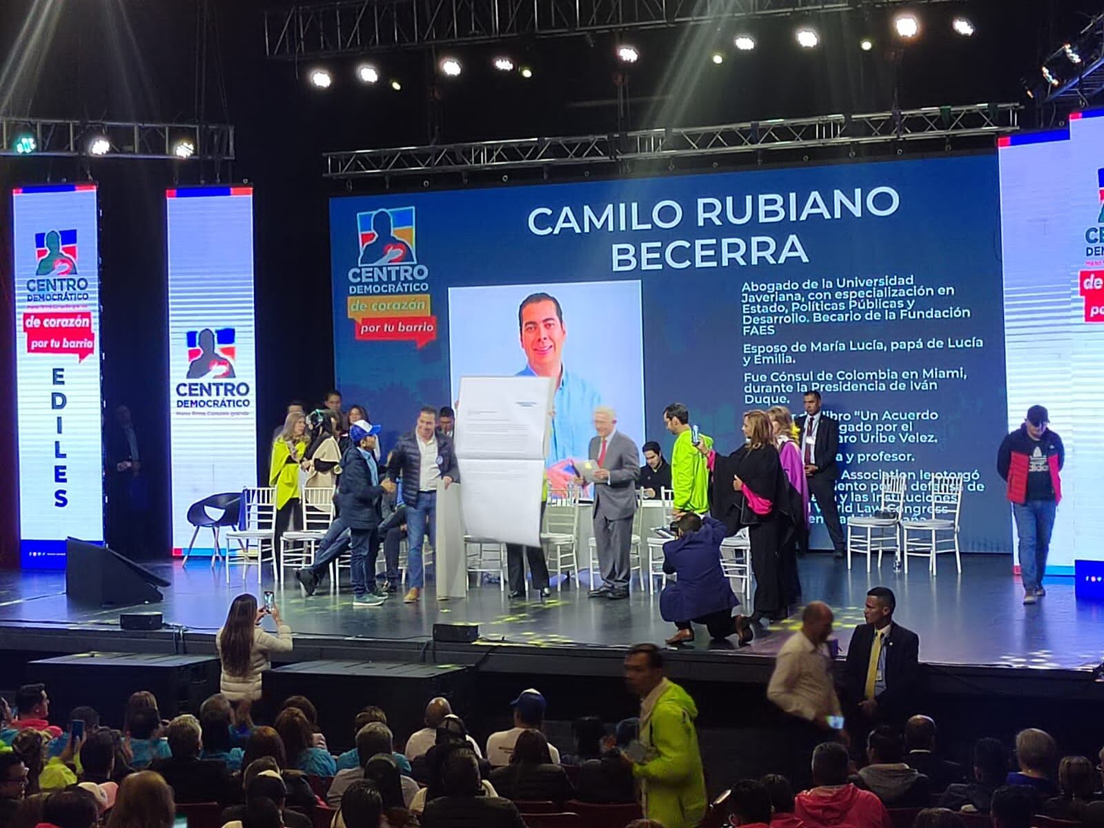 Álvaro Uribe firma petición para detener el corredor verde por la Séptima.