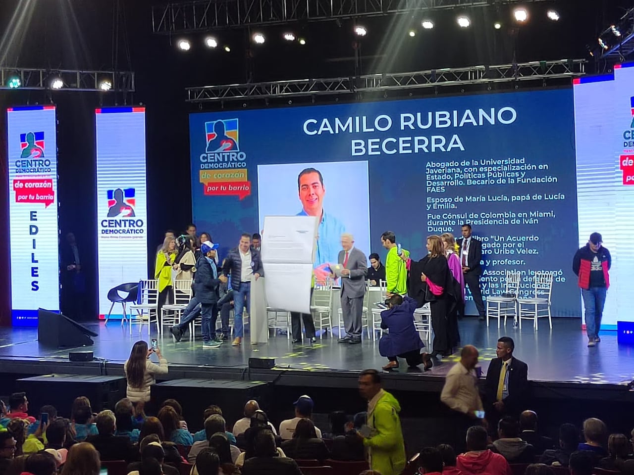 Álvaro Uribe firma petición para detener el corredor verde por la Séptima.