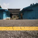 Una vista general muestra la aldea de la tregua de Panmunjom dentro de la zona desmilitarizada (DMZ) que separa las dos Coreas, Corea del Sur, el 19 de julio de 2022. Un estadounidense cruzó la frontera fuertemente fortificada de Corea del Sur a Corea del Norte, el estadounidense, dirigido El comando de la ONU que supervisa el área dijo el martes 18 de julio de 2023