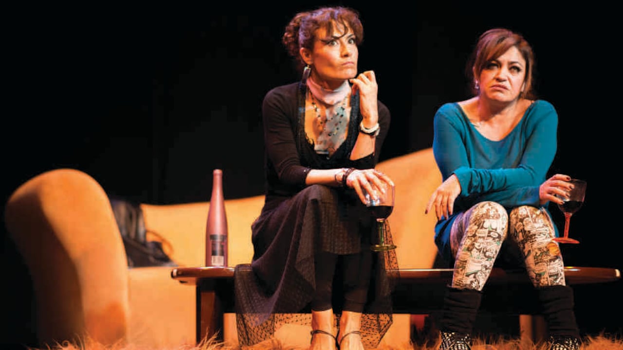 La oferta teatral en Teusaquillo incluye comedia, drama, teatro contemporaneo, teatro experimental y teatro con crítica social. En la imagen, Katherine Vélez y Marcela Benjumea, en Casa Ensamble.