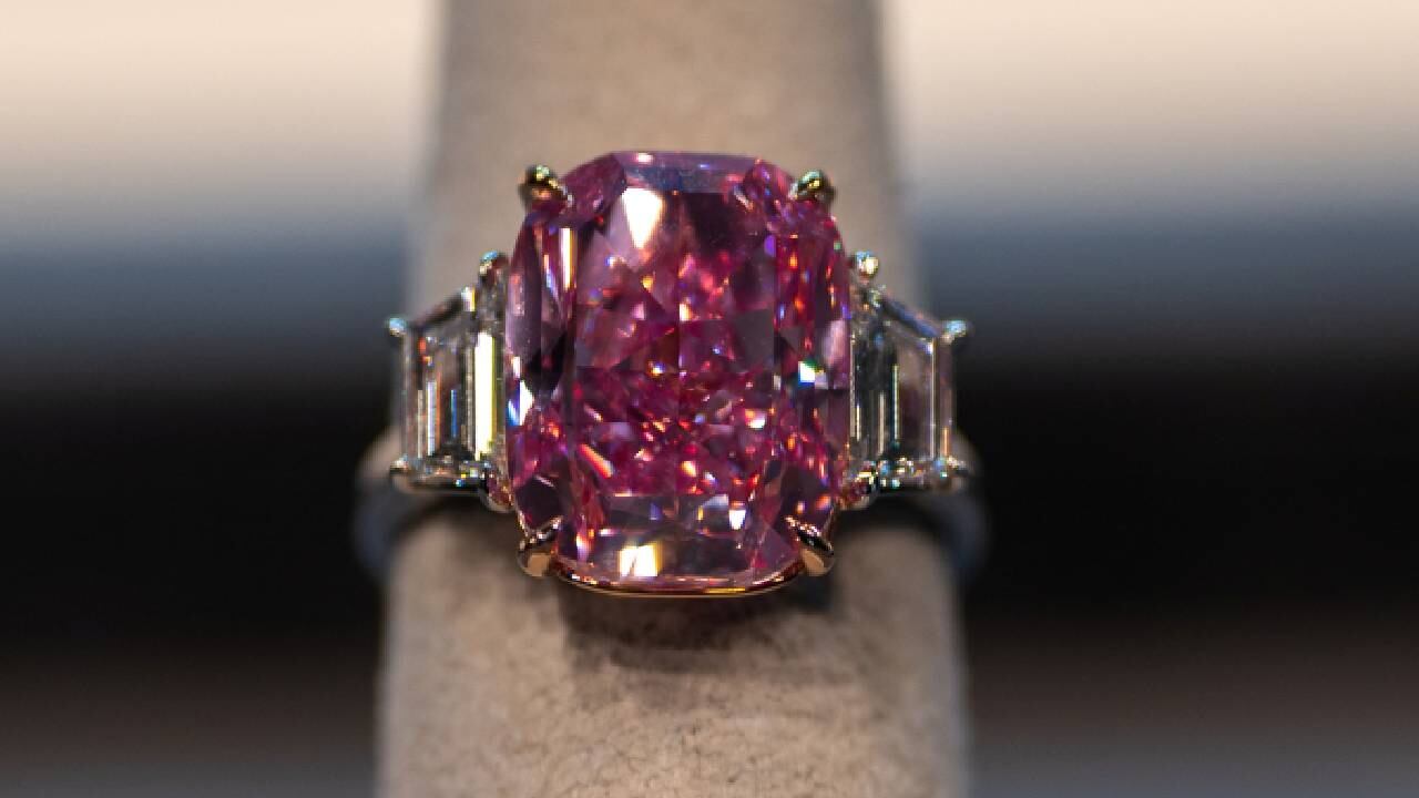 “Sus líneas refinadas combinadas con la intensidad de su color le otorgan un lugar como una de las gemas más extraordinarias del mundo