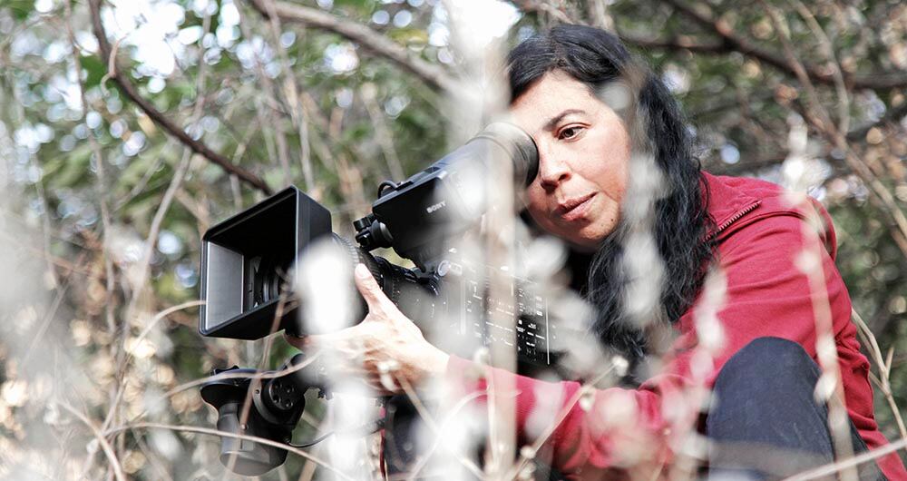 Tatiana Huezo, la madre, está en duelo porque su niña se volvió adolescente (y nadie se salva del torbellino emocional que ese cambio representa).