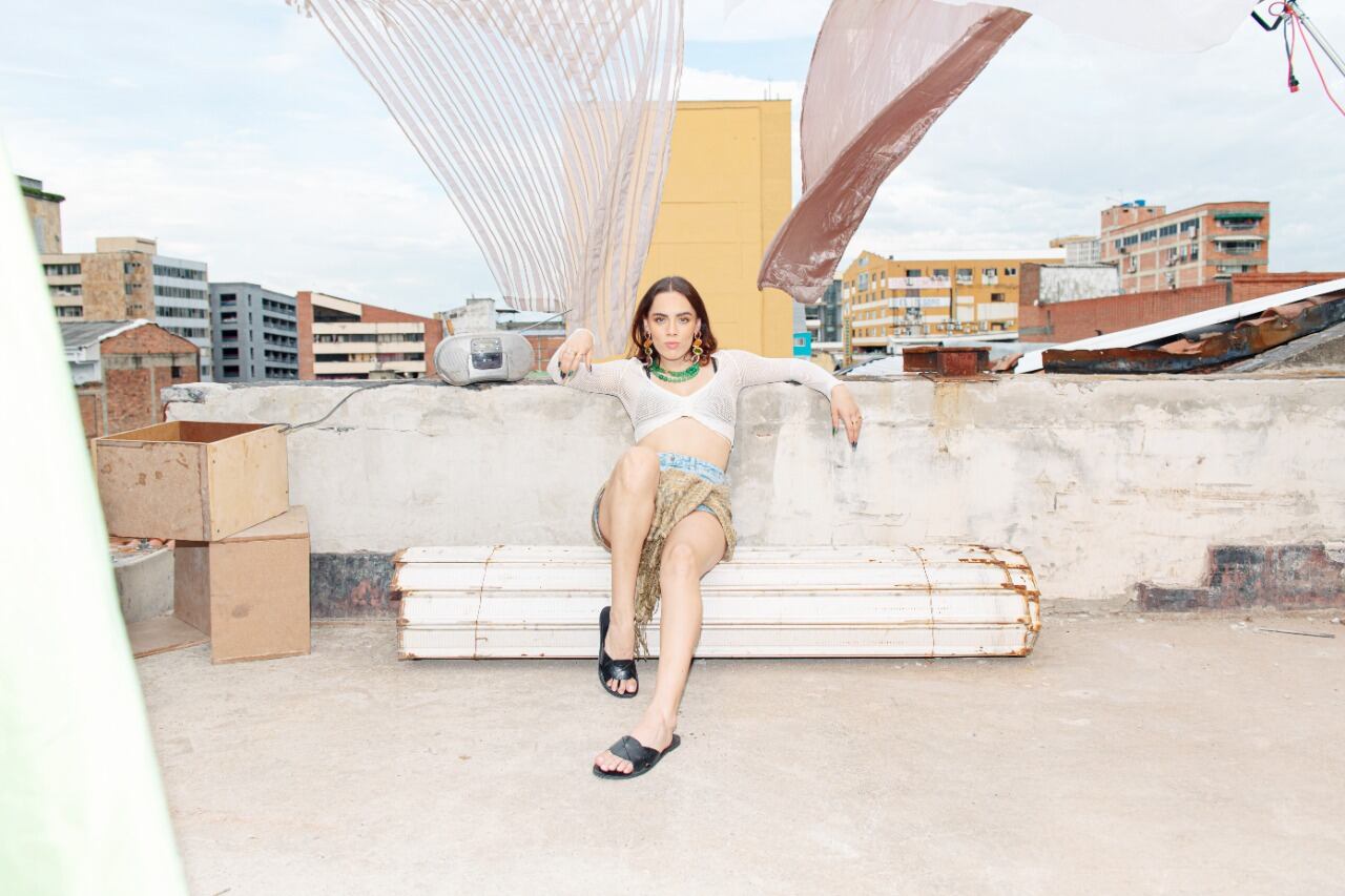 La artista colombiana Drea Dury lanza su primer álbum oficial.