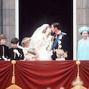 El príncipe Carlos y la princesa Diana se besan en el balcón del Palacio de Buckingham, el 29 de julio de 1981. Están rodeados por sus damas de honor y pajes, así como por la reina Isabel II, el príncipe Eduardo y la reina madre. (Foto de Tim Graham Photo Library a través de Getty Images)