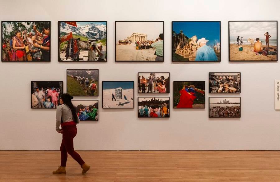 Durante ocho años el fotógrafo consignó las contradicciones del turismo: esa búsqueda a través del viaje de las particularidades de cada cultura que se pierden en la homogeneización de las costumbres y el deseo del espectáculo del mundo digital.