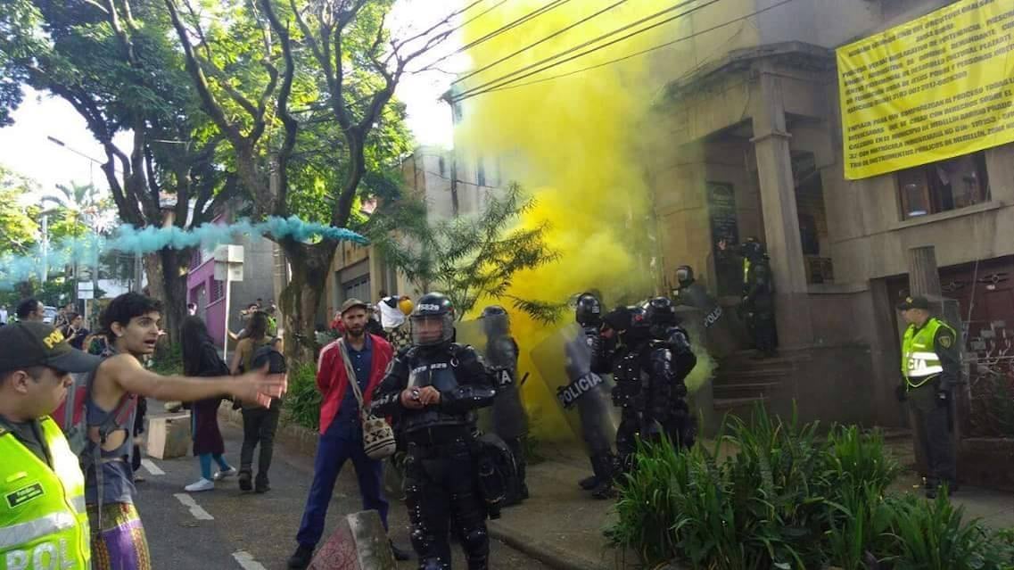 Desalojo Centro Plazarte por parte del Esmad. Cortesía de Plazarte.