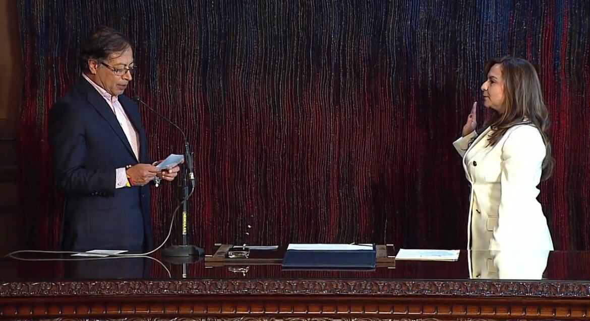 Presidente Gustavo Petro y la ministra de las TIC Sandra Urrutia